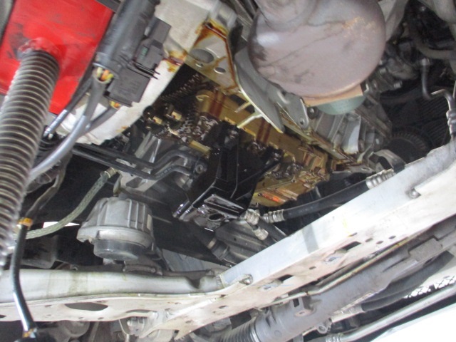 BMW E90 320i エンジンオイル漏れ修理 オイルパンガスケット交換 作業事例 | 輸入車修理専門店 S-TECH carservice  (エステックカーサービス) ベンツ・BMW・ジャガー・ポルシェなどの外車修理・鈑金塗装