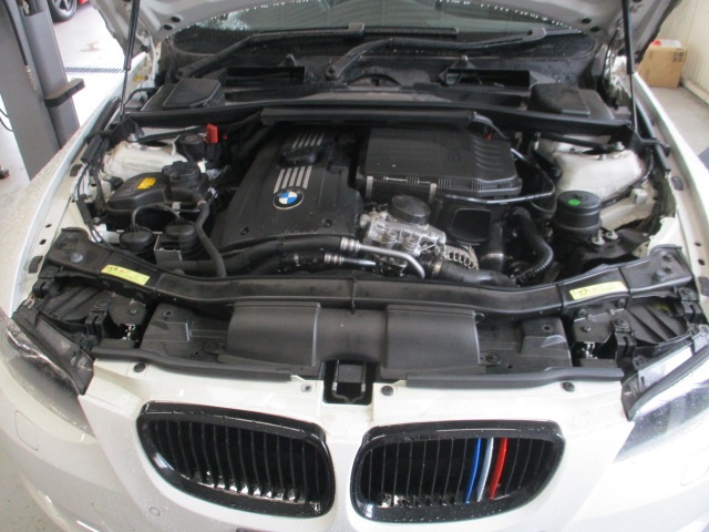 BMW E93 335i エンジンオイル漏れ修理 オイルフィルターブラケット 