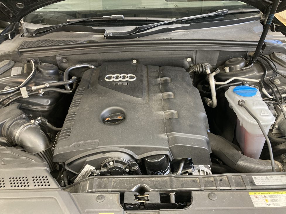 アウディ A4 アバント DBA8KCDN エンジンオイル漏れ修理 作業事例 輸入車修理専門店 STECH carservice