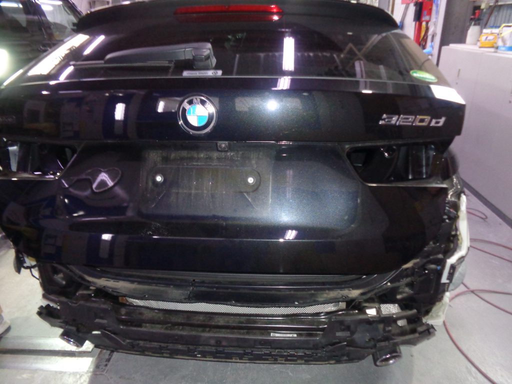 BMW、3シリーズ、G21、リアバンパー、リアゲート、キズ、凹み、変形、修理、交換、塗装