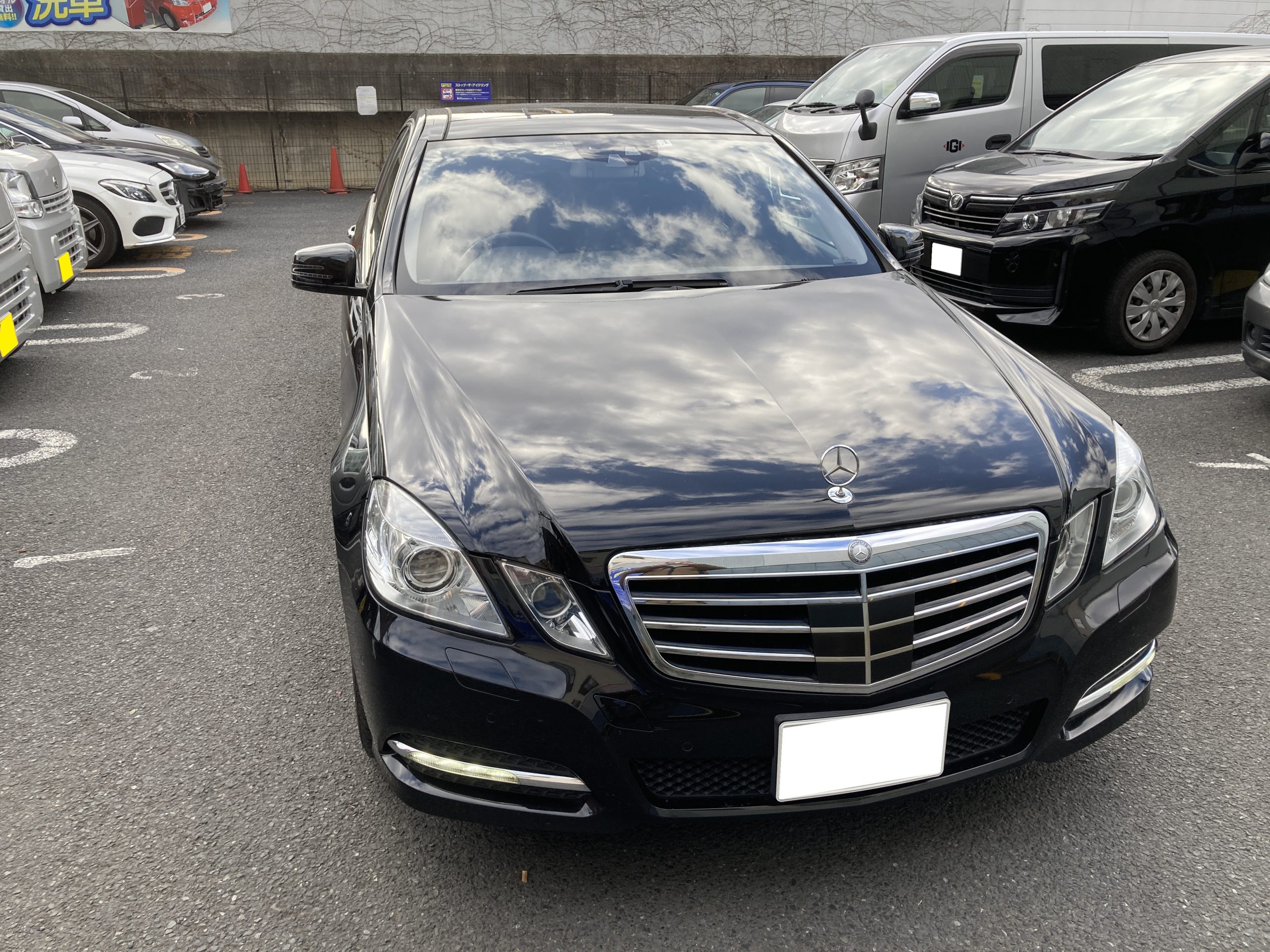 車との接触によってフロントバンパー、フロントフェンダー、フードを損傷したメルセデスベンツ、W212の修理をしました。 | 輸入車修理専門店  S-TECH carservice (エステックカーサービス) ベンツ・BMW・ジャガー・ポルシェなどの外車修理・鈑金塗装