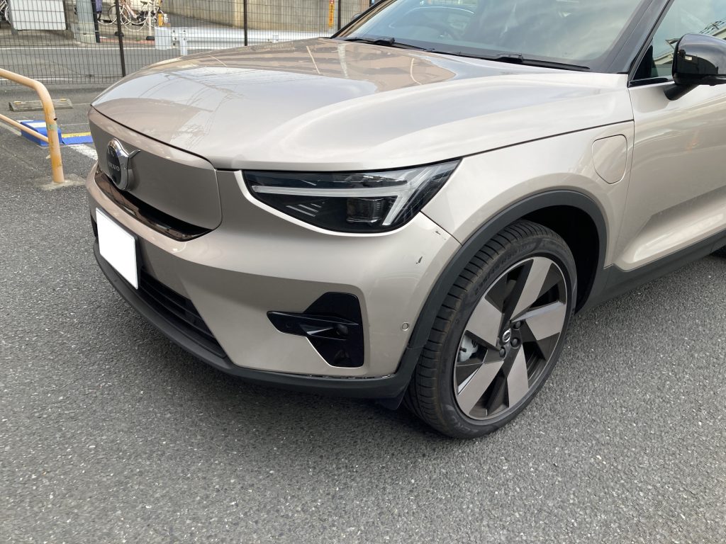 ボルボ、XC40、フロントバンパー、フロントフェンダー、フロントアーチモール、キズ、凹み、修理、交換、塗装、