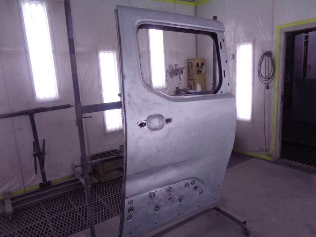 プジョー、リフター、リアドア、クォーターパネル、ロッカーパネル、キズ、凹み、修理、塗装、