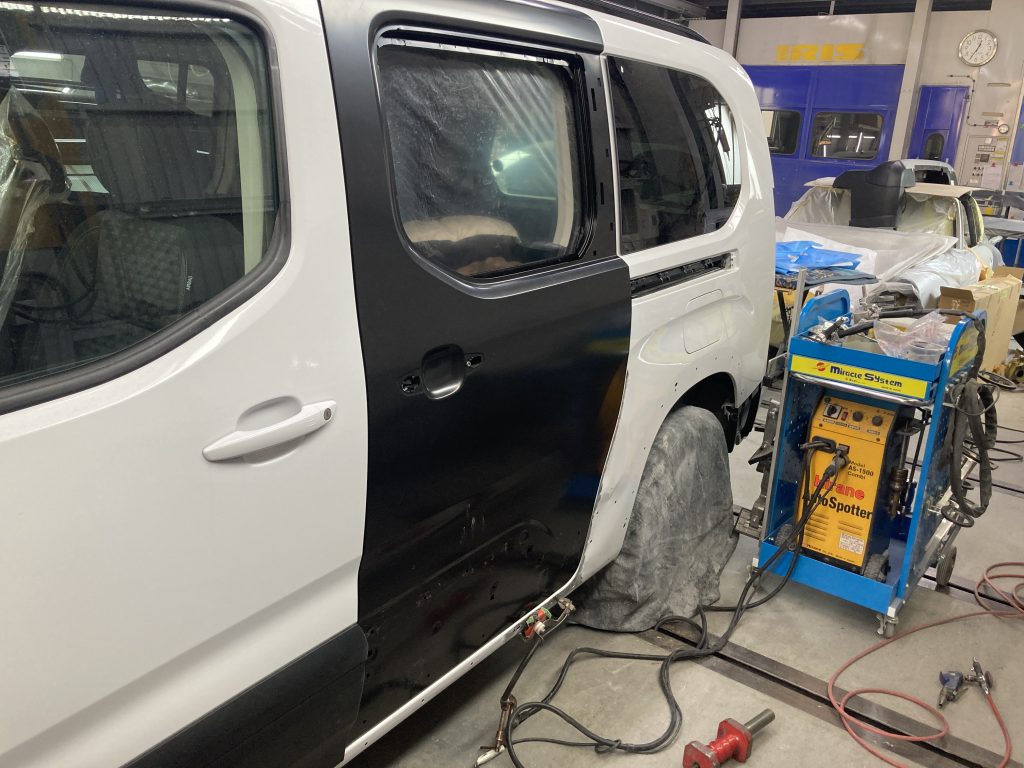 プジョー、リフター、リアドア、クォーターパネル、ロッカーパネル、キズ、凹み、修理、塗装、