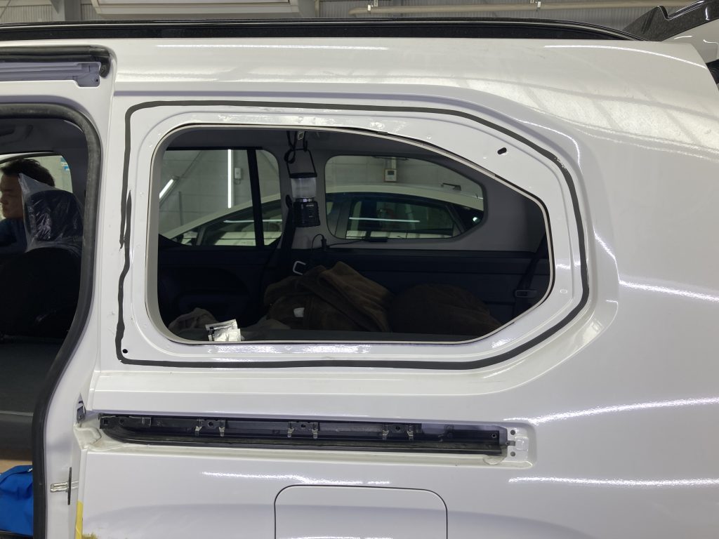 プジョー、リフター、リアドア、クォーターパネル、ロッカーパネル、キズ、凹み、修理、塗装、