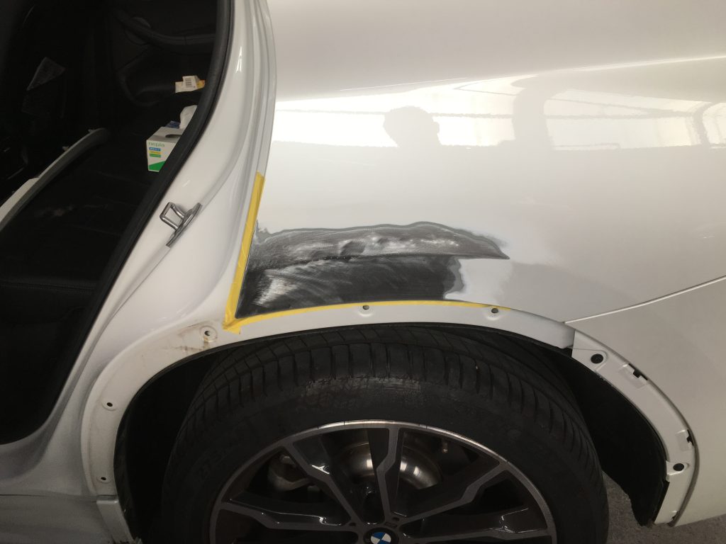 BMW、X3、リアドア、クォーターパネル、アーチモール、キズ、凹み、修理、塗装