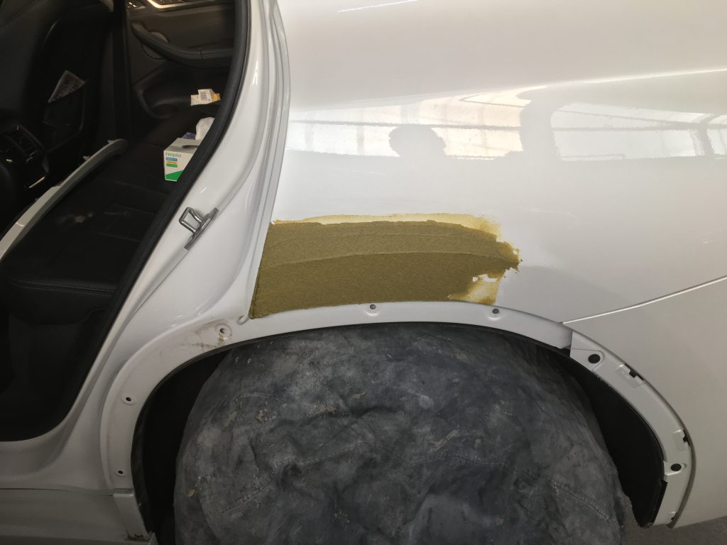 BMW、X3、リアドア、クォーターパネル、アーチモール、キズ、凹み、修理、塗装