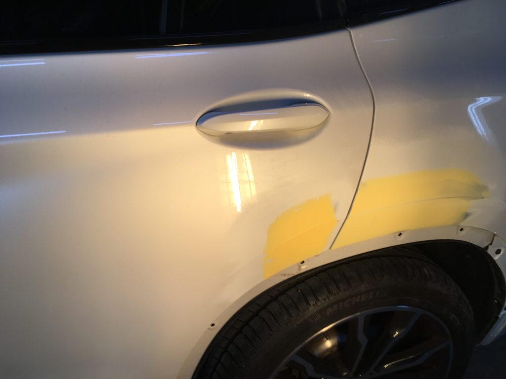 BMW、X3、リアドア、クォーターパネル、アーチモール、キズ、凹み、修理、塗装