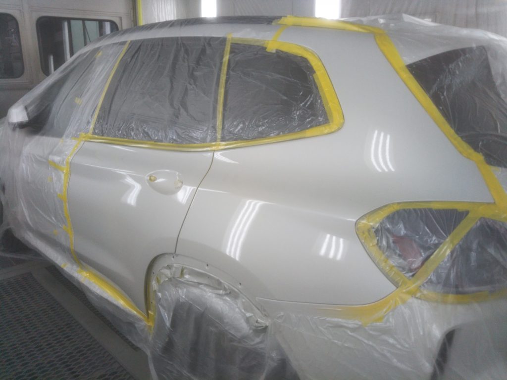 BMW、X3、リアドア、クォーターパネル、アーチモール、キズ、凹み、修理、塗装