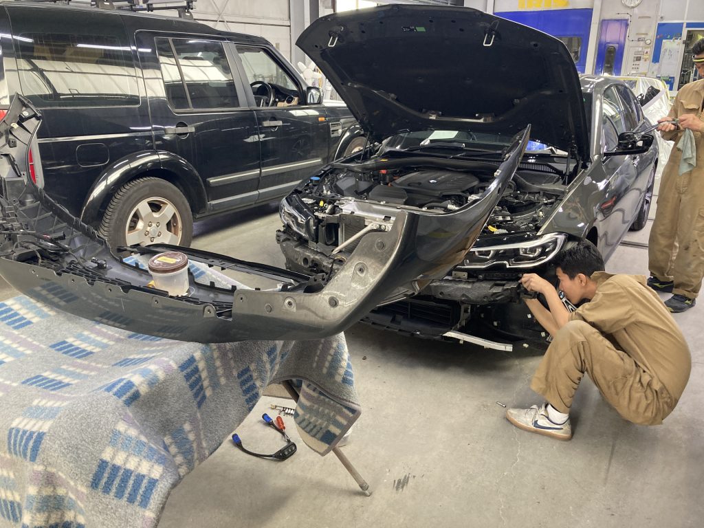 BMW、3シリーズ、G20、フロントバンパー、フロントフェンダー、Mスポーツエアロ、キズ、変形、交換、塗装、取付、