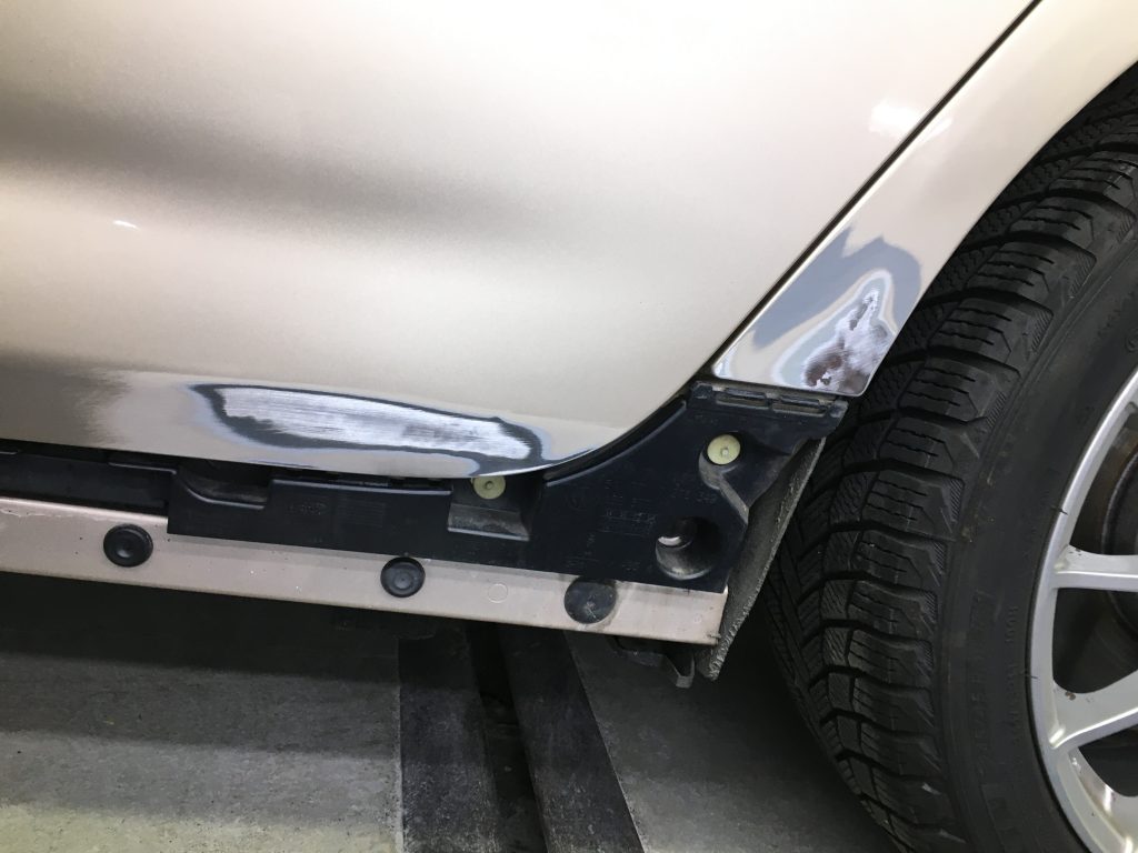 BMW、6シリーズ、F06、フロントバンパー、フロントフェンダー、リアドア、クォーターパネル、リアバンパー、キズ、凹み、変形、修理、交換、塗装