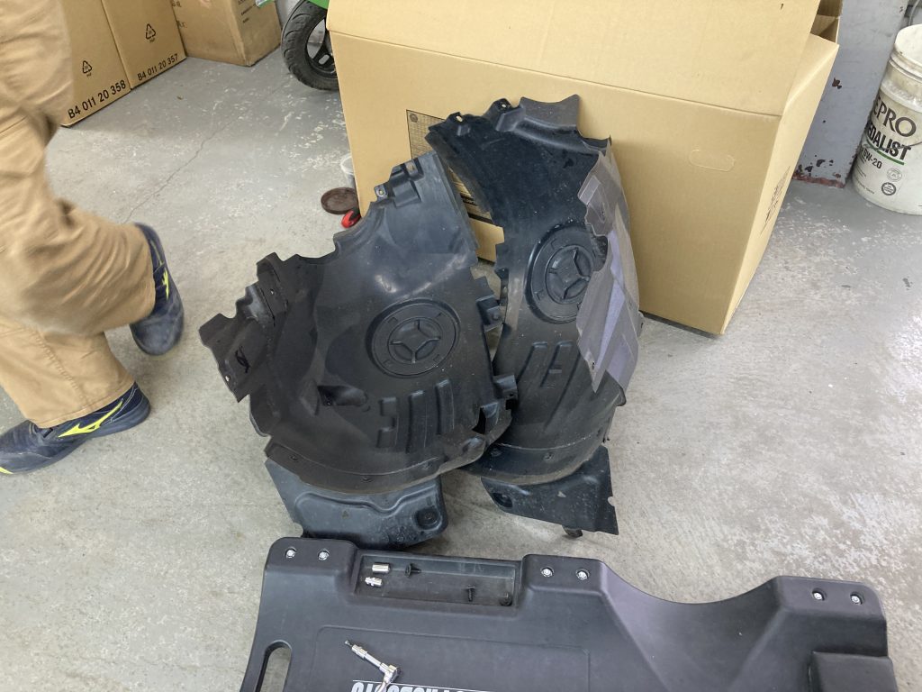 メルセデスベンツ、W243、EQA、フロントバンパー、ヘッドライト、レーダーセンサー、交換、脱着、点検、調整、塗装、