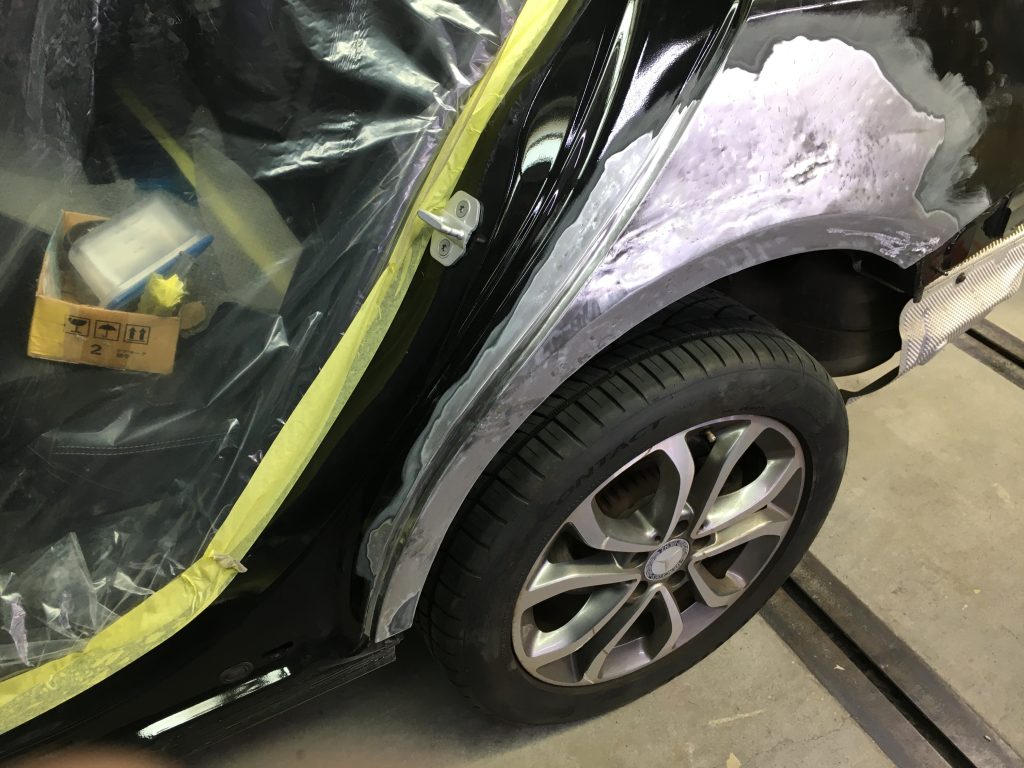 メルセデスベンツ、Cクラス、W205、リアドア、クォーターパネル、リアバンパー、キズ、凹み、修理、交換、塗装、