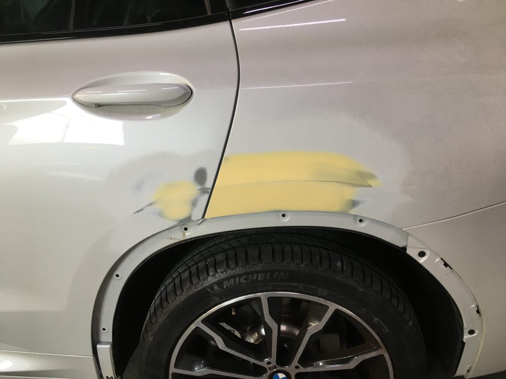 BMW、X3、リアドア、クォーターパネル、アーチモール、キズ、凹み、修理、塗装、