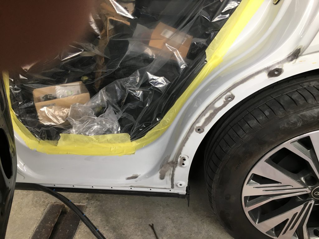 アウディ、Q4、リアドア、プロテクターモール、クォーターパネル、アーチモール、キズ、凹み、修理、交換、塗装、