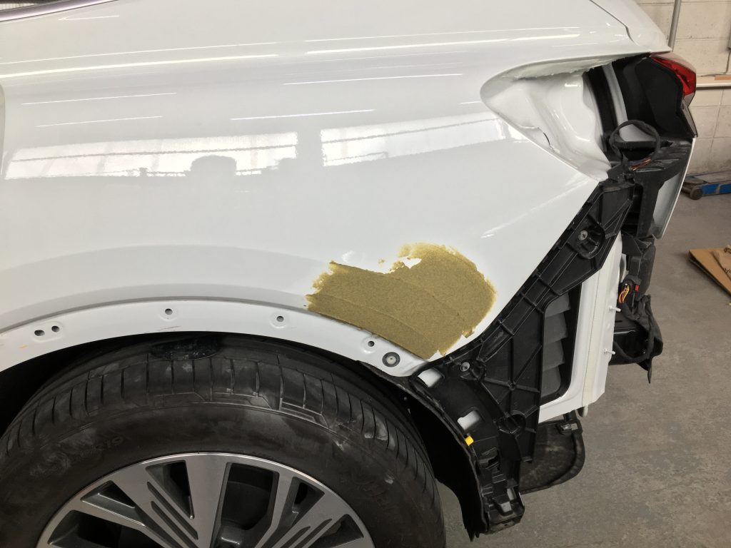 アウディ、Q4、リアドア、プロテクターモール、クォーターパネル、アーチモール、キズ、凹み、修理、交換、塗装、