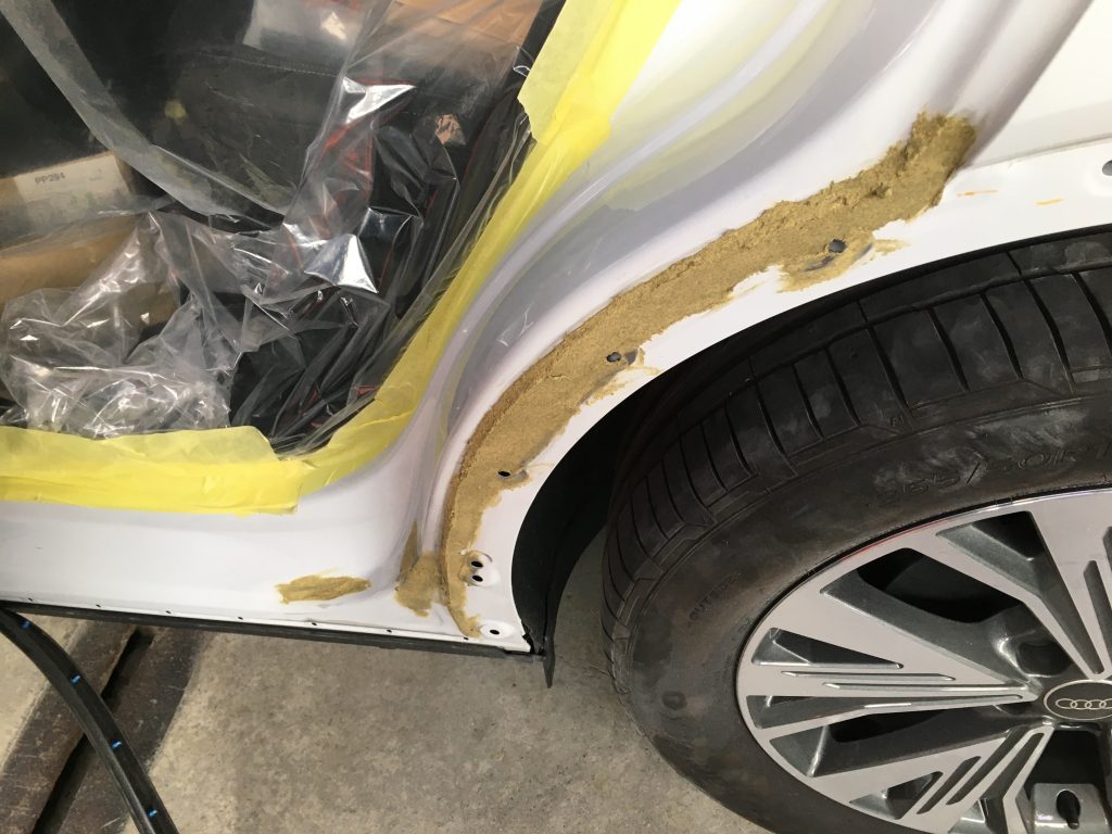 アウディ、Q4、リアドア、プロテクターモール、クォーターパネル、アーチモール、キズ、凹み、修理、交換、塗装、