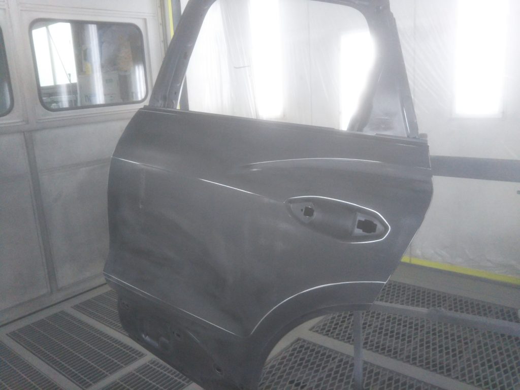 アウディ、Q4、リアドア、プロテクターモール、クォーターパネル、アーチモール、キズ、凹み、修理、交換、塗装、
