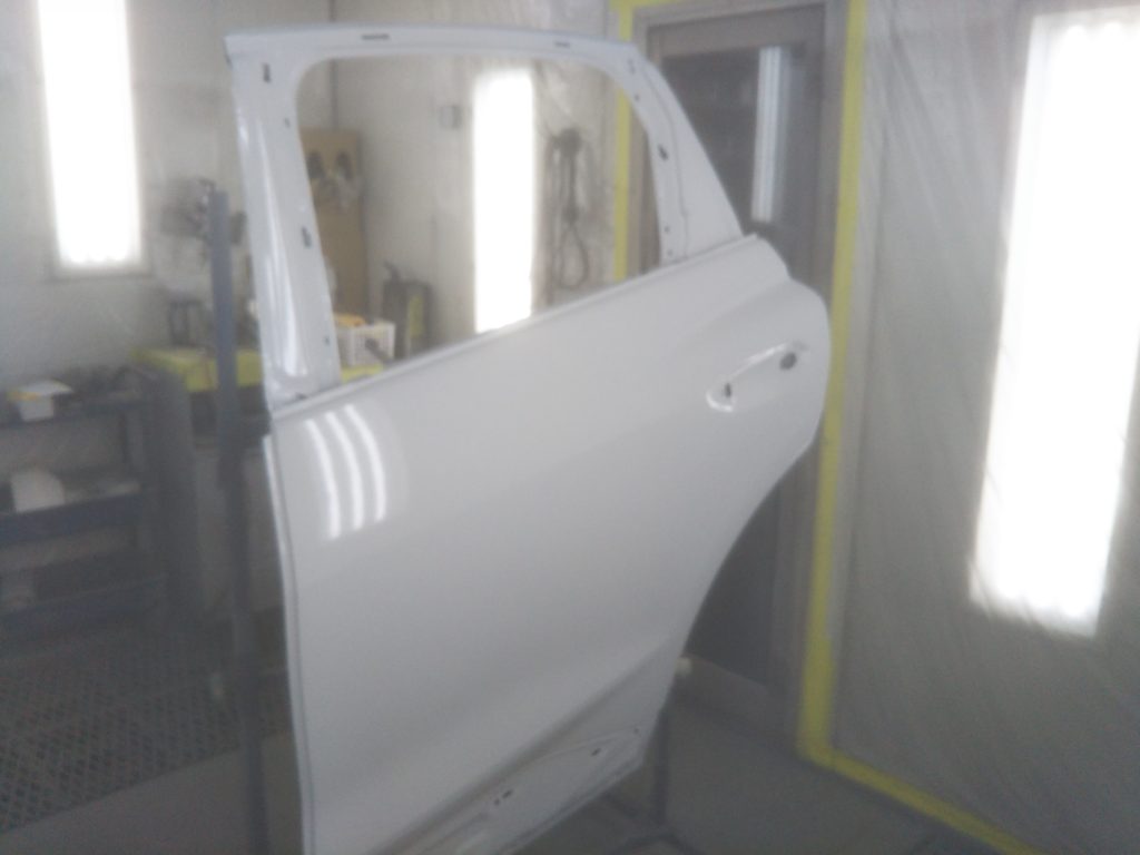 アウディ、Q4、リアドア、プロテクターモール、クォーターパネル、アーチモール、キズ、凹み、修理、交換、塗装、