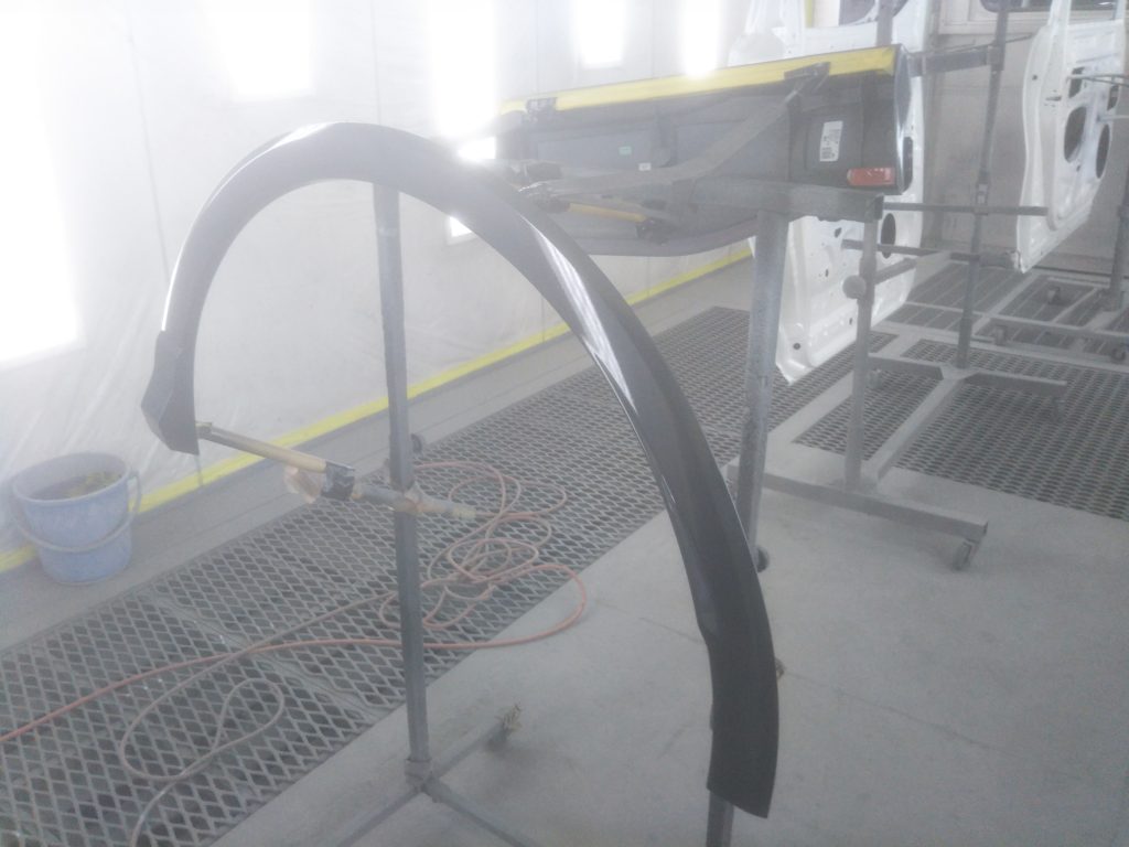 アウディ、Q4、リアドア、プロテクターモール、クォーターパネル、アーチモール、キズ、凹み、修理、交換、塗装、