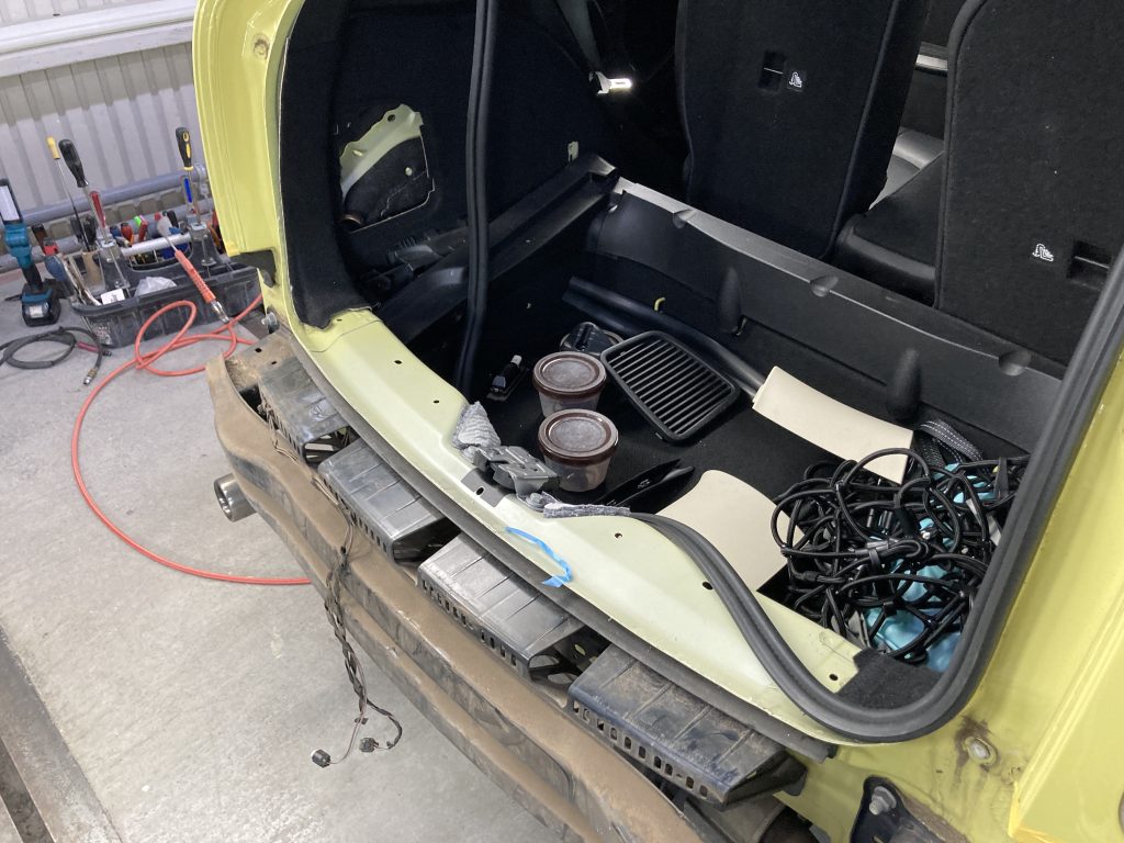 ミニ、リアドア、ドアハンドル、ルーフサイド、ミラーカバー、アルミホイール、キズ、凹み、修理、交換、塗装、