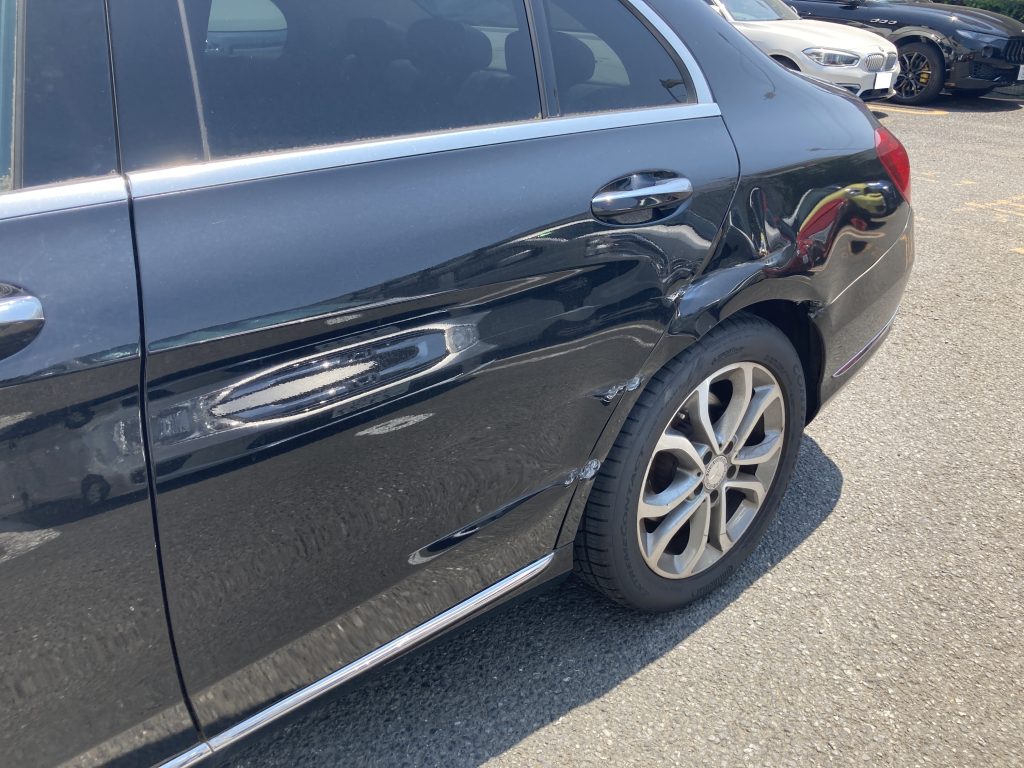 メルセデスベンツ、Cクラス、W205、リアドア、クォーターパネル、リアバンパー、キズ、凹み、修理、交換、塗装、