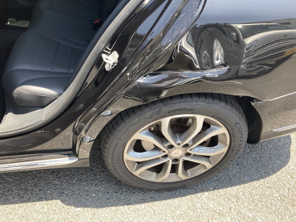 メルセデスベンツ、Cクラス、W205、リアドア、クォーターパネル、リアバンパー、キズ、凹み、修理、交換、塗装、