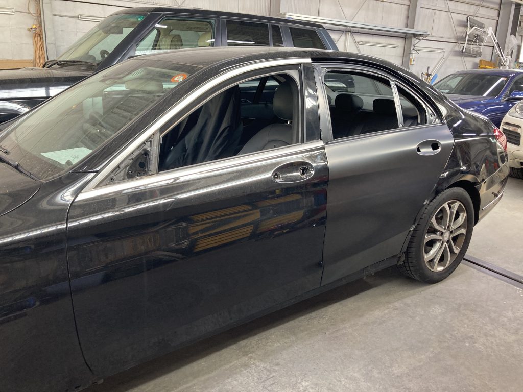 メルセデスベンツ、Cクラス、W205、リアドア、クォーターパネル、リアバンパー、キズ、凹み、修理、交換、塗装、