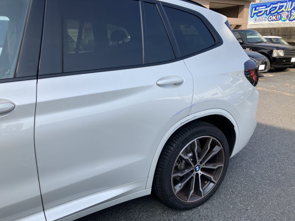 BMW、X3、リアドア、クォーターパネル、アーチモール、キズ、凹み、修理、塗装、