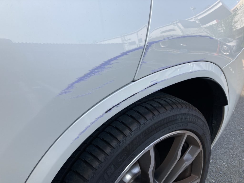 BMW、X3、リアドア、クォーターパネル、アーチモール、キズ、凹み、修理、塗装、