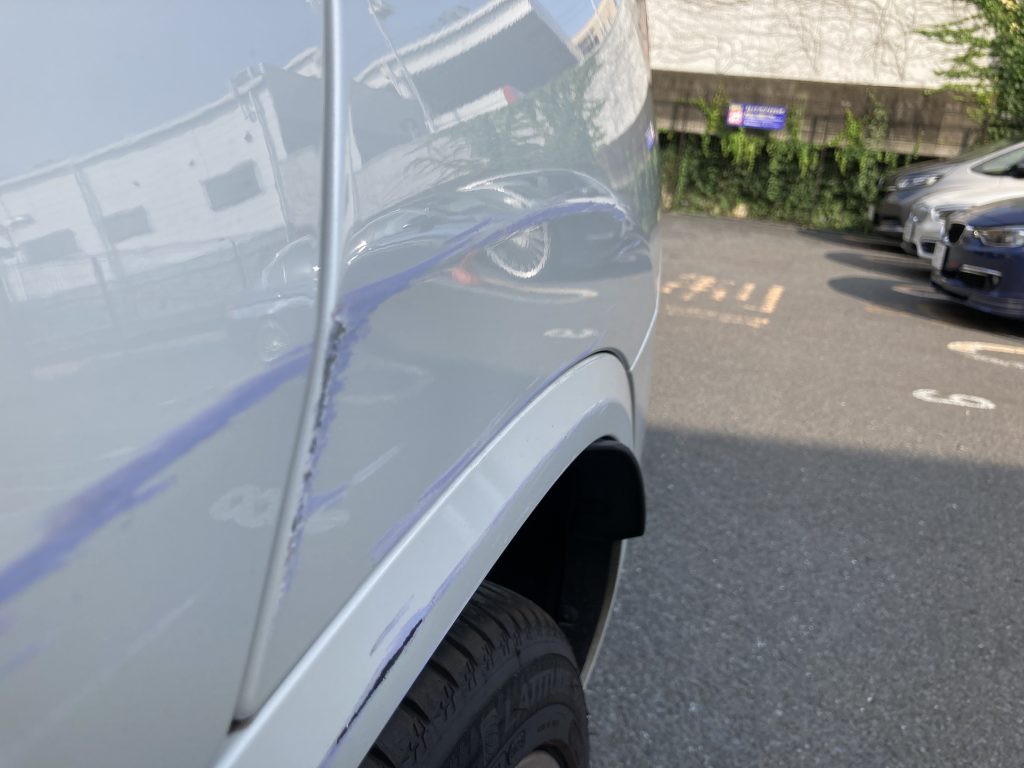 BMW、X3、リアドア、クォーターパネル、アーチモール、キズ、凹み、修理、塗装、