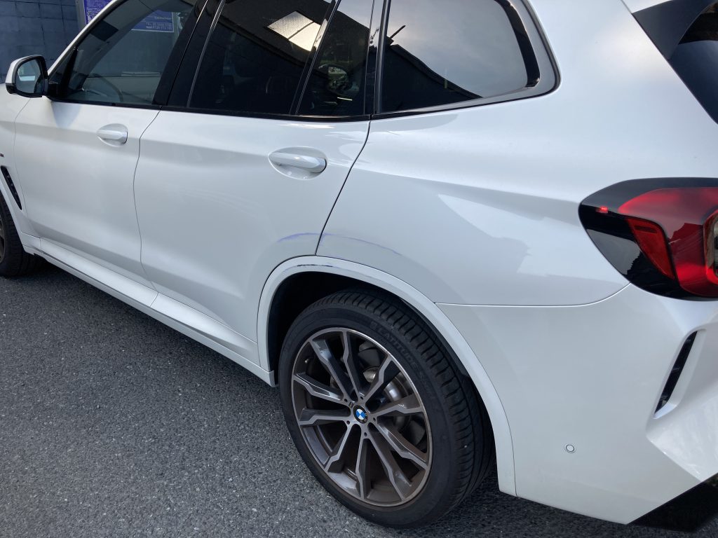 BMW、X3、リアドア、クォーターパネル、アーチモール、キズ、凹み、修理、塗装、