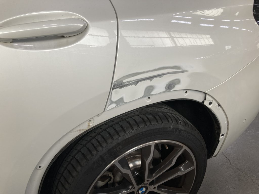 BMW、X3、リアドア、クォーターパネル、アーチモール、キズ、凹み、修理、塗装、
