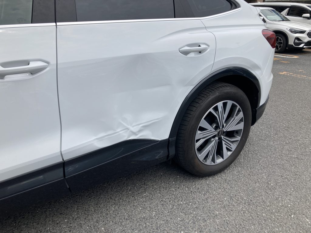 アウディ、Q4、リアドア、プロテクターモール、クォーターパネル、アーチモール、キズ、凹み、修理、交換、塗装、