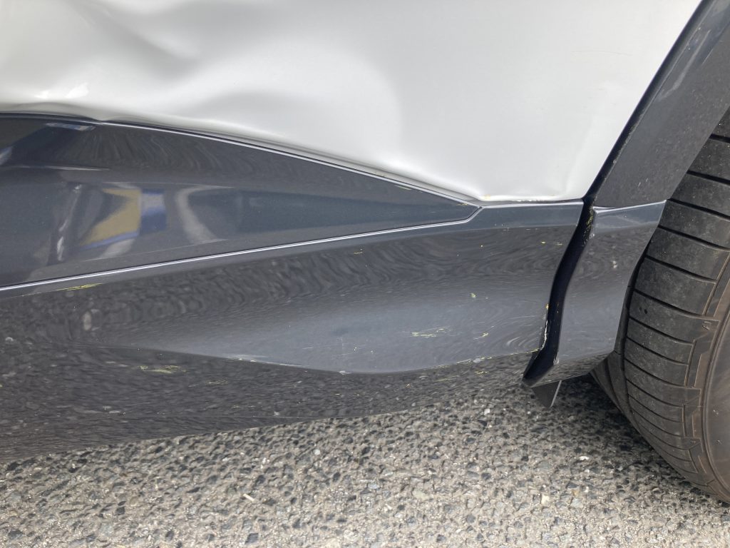 アウディ、Q4、リアドア、プロテクターモール、クォーターパネル、アーチモール、キズ、凹み、修理、交換、塗装、