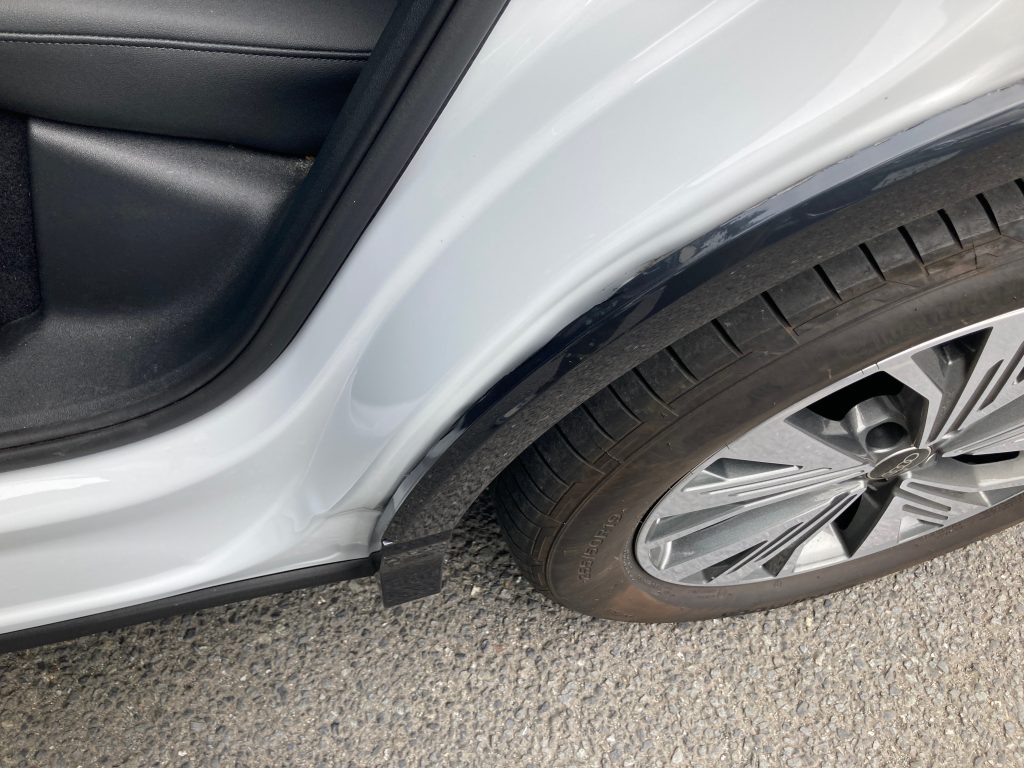 アウディ、Q4、リアドア、プロテクターモール、クォーターパネル、アーチモール、キズ、凹み、修理、交換、塗装、