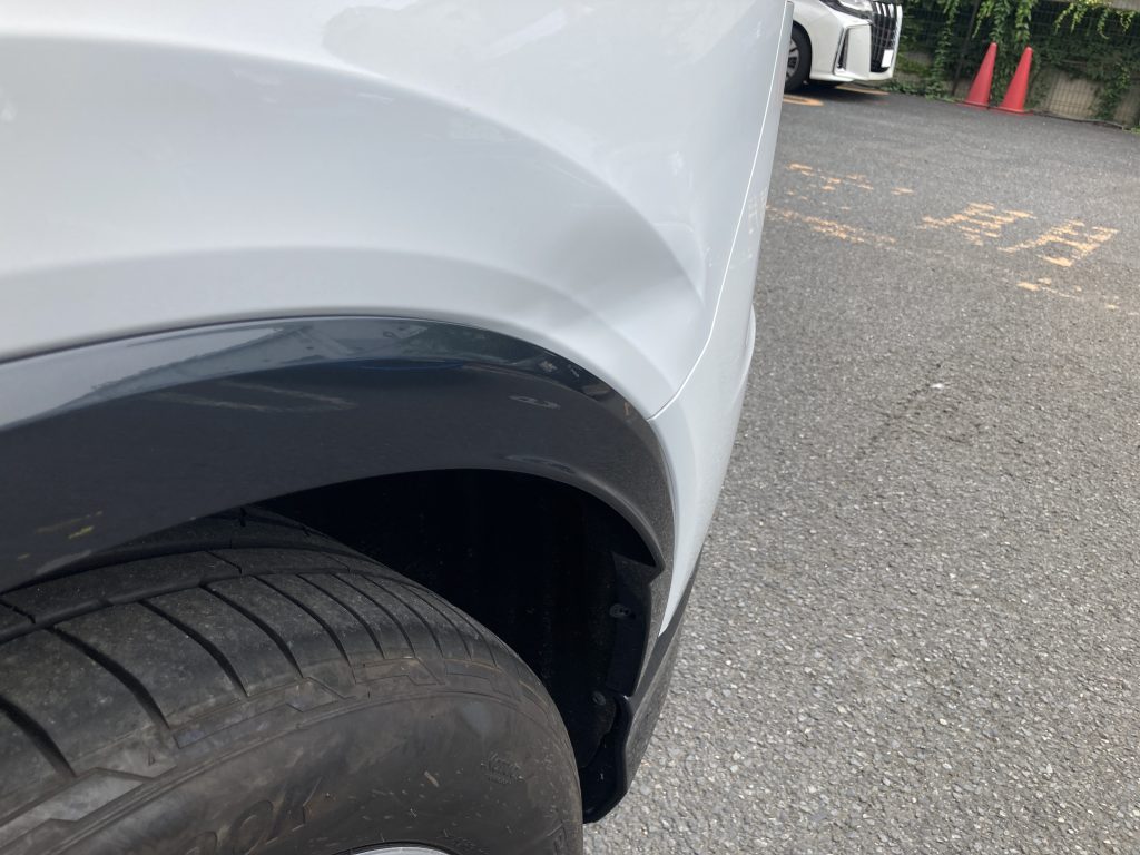 アウディ、Q4、リアドア、プロテクターモール、クォーターパネル、アーチモール、キズ、凹み、修理、交換、塗装、