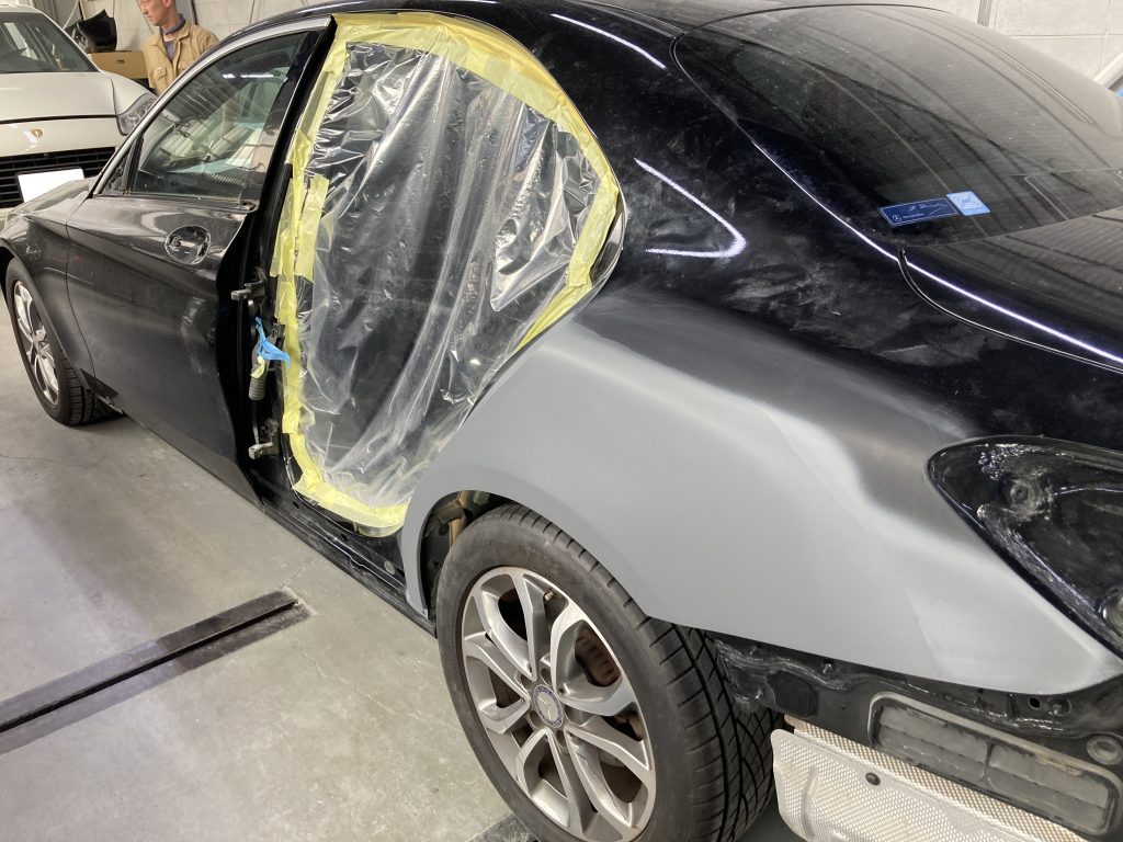 メルセデスベンツ、Cクラス、W205、リアドア、クォーターパネル、リアバンパー、キズ、凹み、修理、交換、塗装、