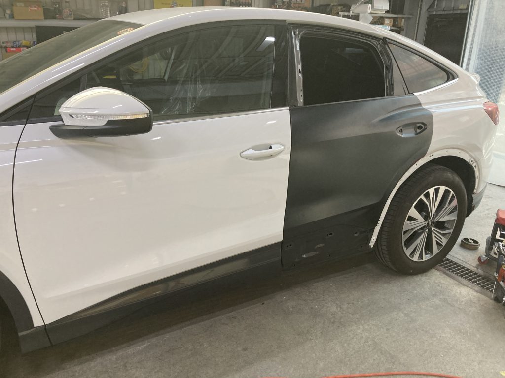 アウディ、Q4、リアドア、プロテクターモール、クォーターパネル、アーチモール、キズ、凹み、修理、交換、塗装、
