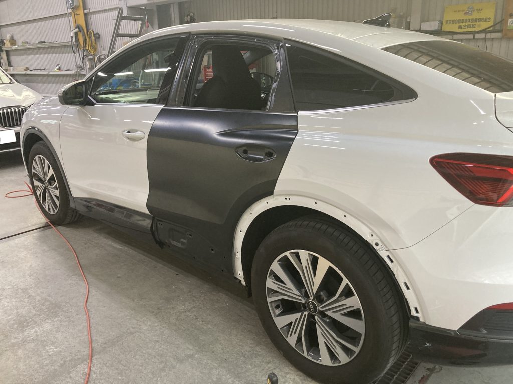 アウディ、Q4、リアドア、プロテクターモール、クォーターパネル、アーチモール、キズ、凹み、修理、交換、塗装、