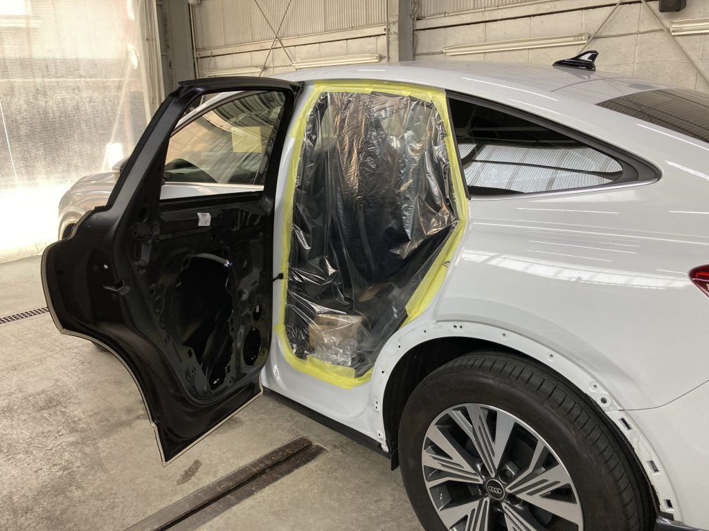 アウディ、Q4、リアドア、プロテクターモール、クォーターパネル、アーチモール、キズ、凹み、修理、交換、塗装、