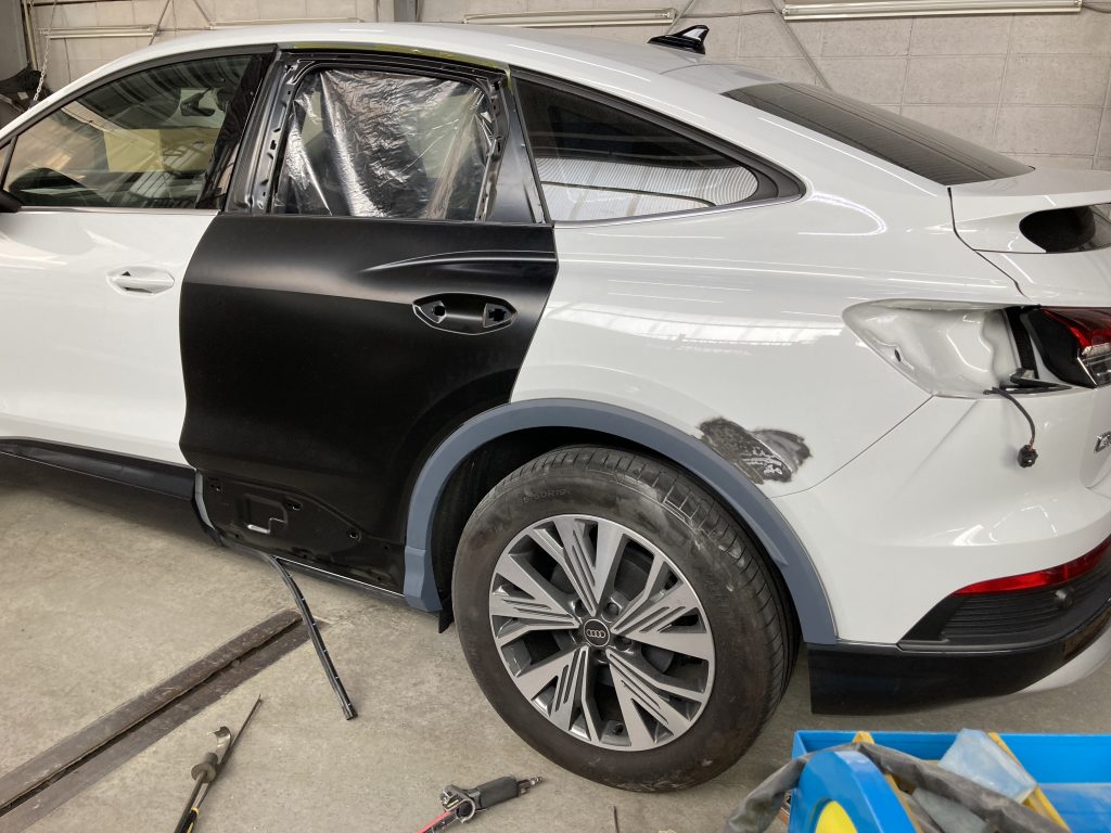 アウディ、Q4、リアドア、プロテクターモール、クォーターパネル、アーチモール、キズ、凹み、修理、交換、塗装、