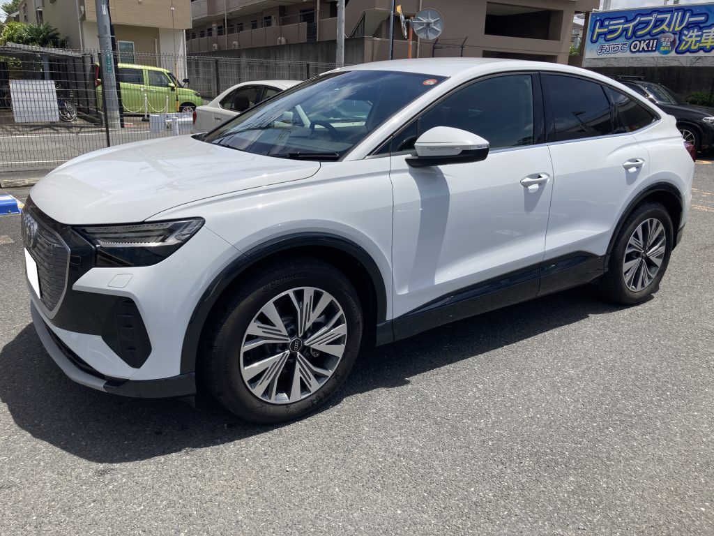 アウディ、Q4、リアドア、プロテクターモール、クォーターパネル、アーチモール、キズ、凹み、修理、交換、塗装、