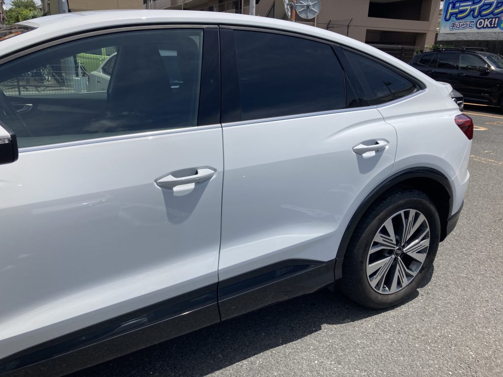 アウディ、Q4、リアドア、プロテクターモール、クォーターパネル、アーチモール、キズ、凹み、修理、交換、塗装、