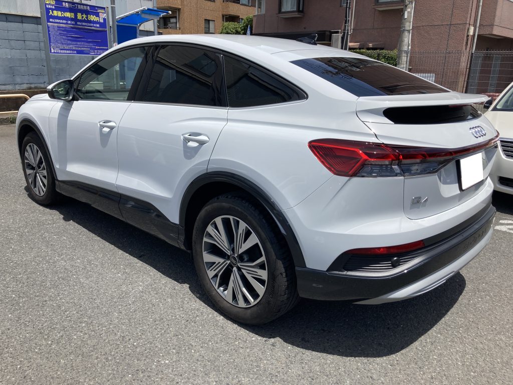 アウディ、Q4、リアドア、プロテクターモール、クォーターパネル、アーチモール、キズ、凹み、修理、交換、塗装、