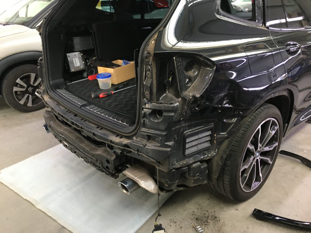 BMW、X3、クォーターパネル、テールランプ、リアバンパー、アーチモール、キズ、凹み、修理、交換、塗装、