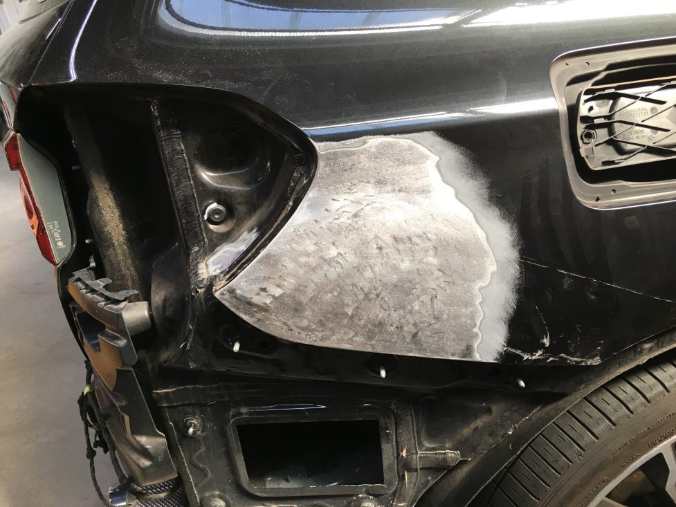 BMW、X3、クォーターパネル、テールランプ、リアバンパー、アーチモール、キズ、凹み、修理、交換、塗装、