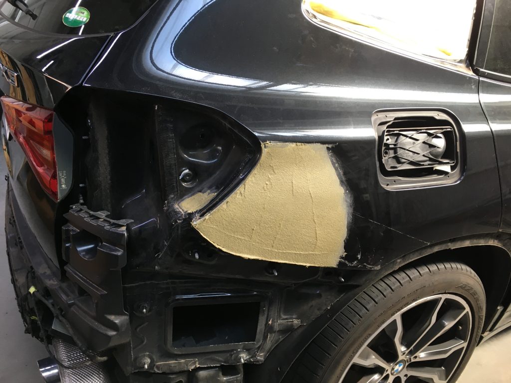 BMW、X3、クォーターパネル、テールランプ、リアバンパー、アーチモール、キズ、凹み、修理、交換、塗装、