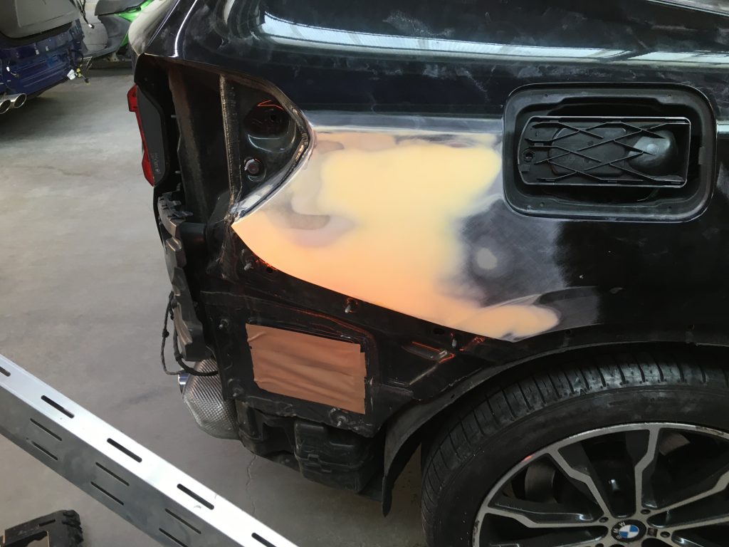 BMW、X3、クォーターパネル、テールランプ、リアバンパー、アーチモール、キズ、凹み、修理、交換、塗装、