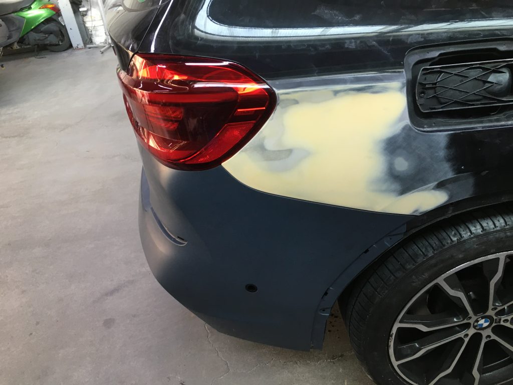 BMW、X3、クォーターパネル、テールランプ、リアバンパー、アーチモール、キズ、凹み、修理、交換、塗装、